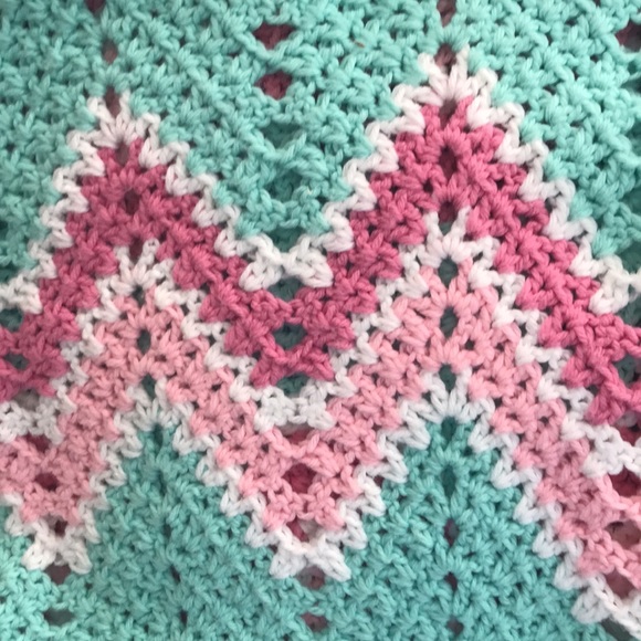 Crocheted Afghan Blanket ZigZag Pattern Handmade - Picture 2 of 3
